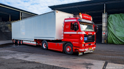 20251019-Tom-Holding-00594